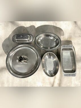 MCM 60s/70s Oneida stainless steel 9
Piece Serving Set with decorative borders.